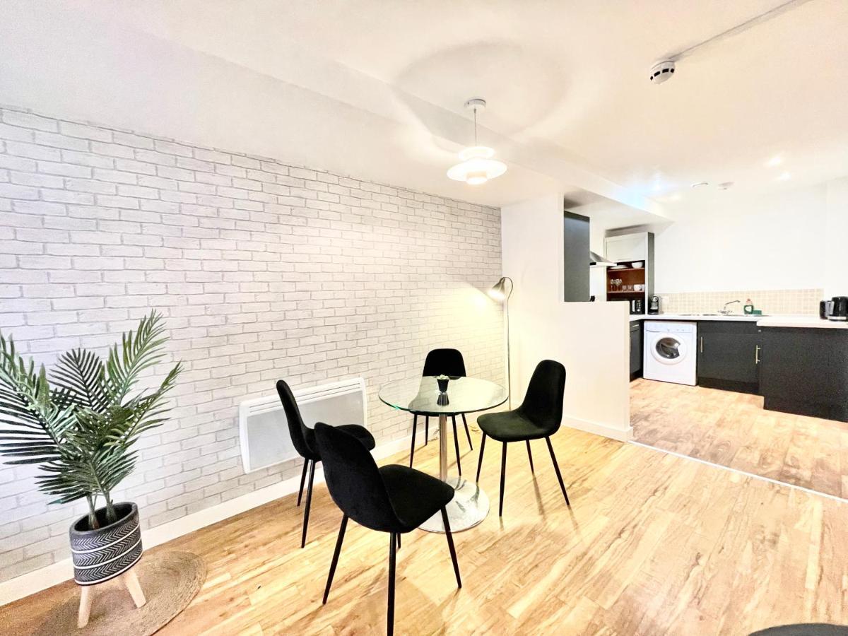 Lovely 2 - Bedroom Condo In Manchester City Centre — Photos 3