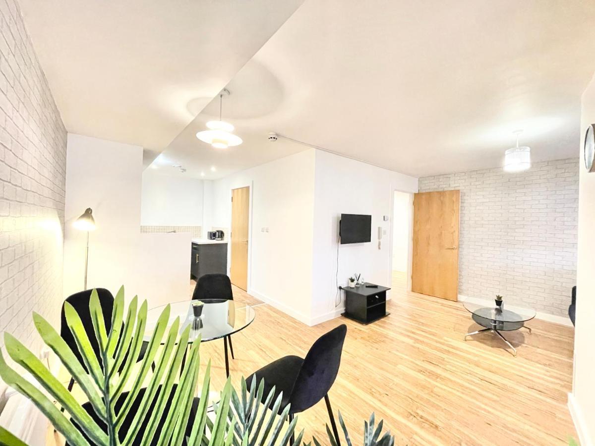 Lovely 2 - Bedroom Condo In Manchester City Centre — Photos 2