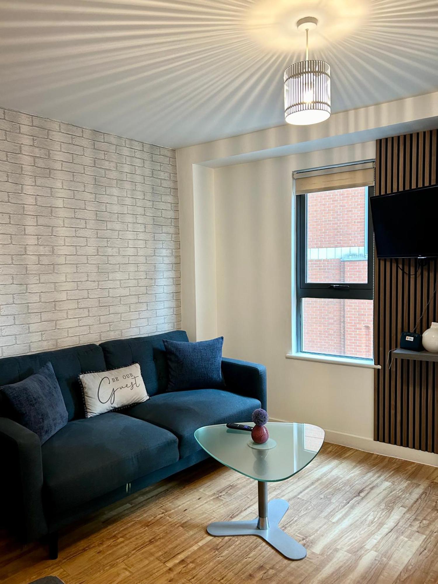Lovely 2 - Bedroom Condo In Manchester City Centre — Photos 1